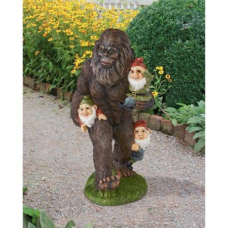 DESIGN TOSCANO Schlepping the Garden Gnomes Bigfoot Statue QM16042